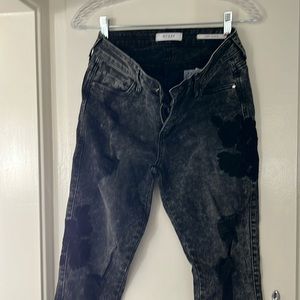 💥💥Guess Skinny Jeans. Never been worn and in perfect condition. No stains